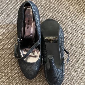 Black Top Moda shimmery heels